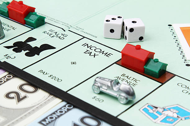 подоходный налог на игра monopoly доска - monopoly board game editorial board game piece concepts стоковые фото и изображения