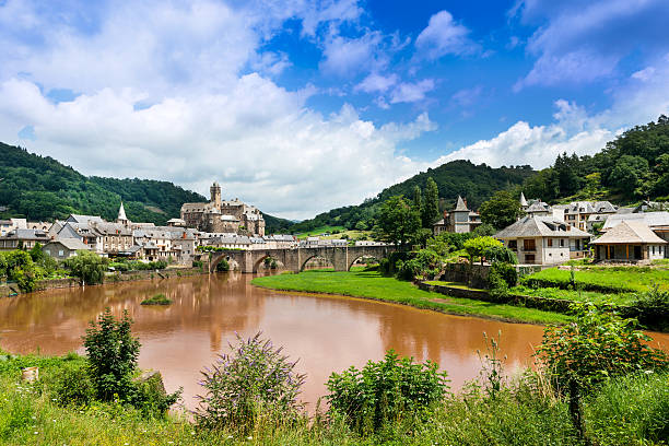 estaing villaggio medievale - lot region foto e immagini stock