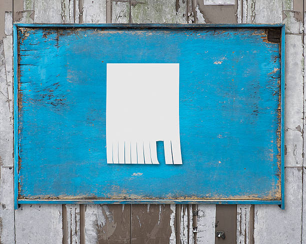 weißbuch gepostet am old blue wooden billboard - zettel anschlagbrett stock-fotos und bilder