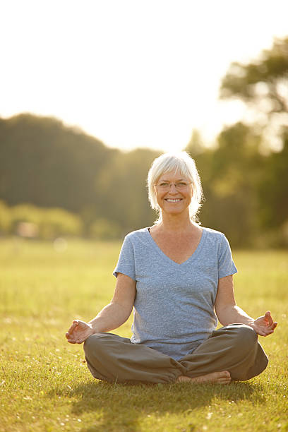 idealne relaks postawa - zen like nature breathing exercise sitting zdjęcia i obrazy z banku zdjęć