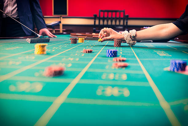 giocatori giocare alla roulette in un casinoi - gamblers foto e immagini stock