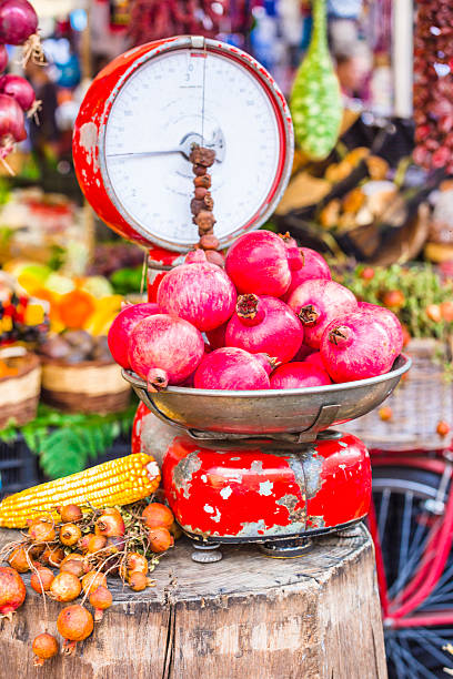 multicolor mercado de frutas en roma, italia. - pumpkin simplicity rustic old fotografías e imágenes de stock