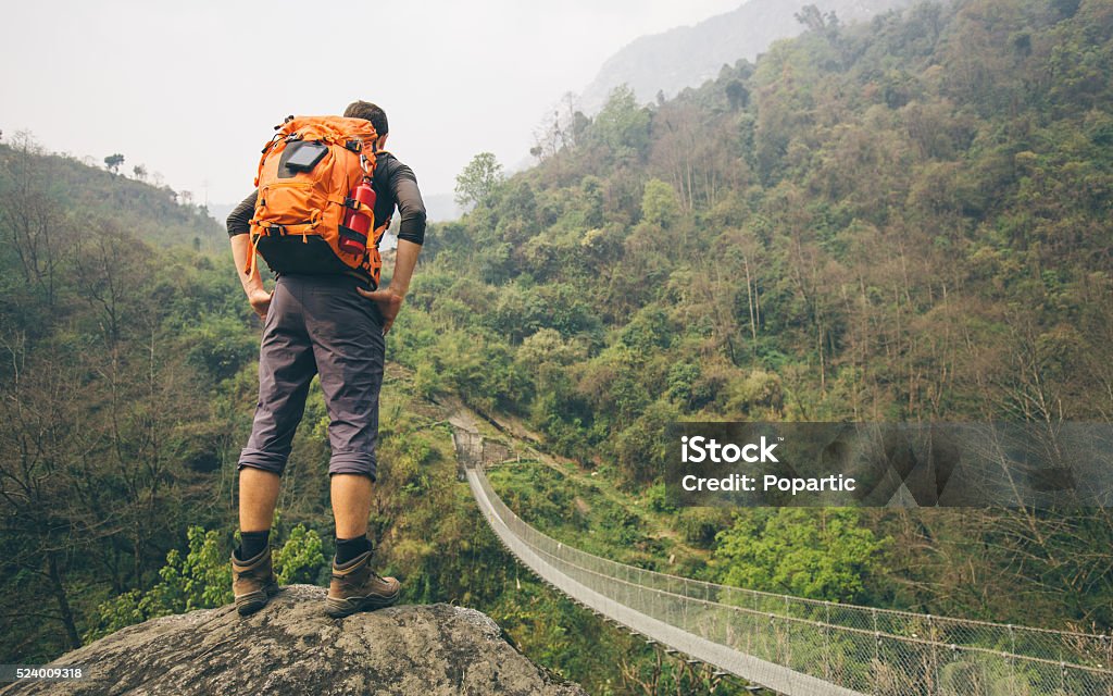 Excursionistas hombre pie en roca - Foto de stock de Viajes libre de derechos