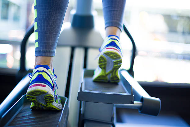 женщина, обучение на закругленной формы - treadmill running jogging human leg стоковые фото и изображения