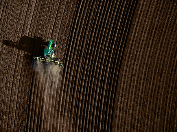 высокий угол изображения трактора вспашка поле - cultivated land farm land plowed field стоковые фото и изображения