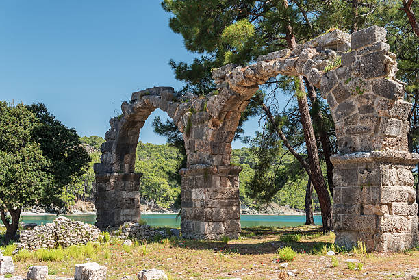 antigo cidade de phaselis, destrict antalya, turquia :  aqueduto - anatolya imagens e fotografias de stock