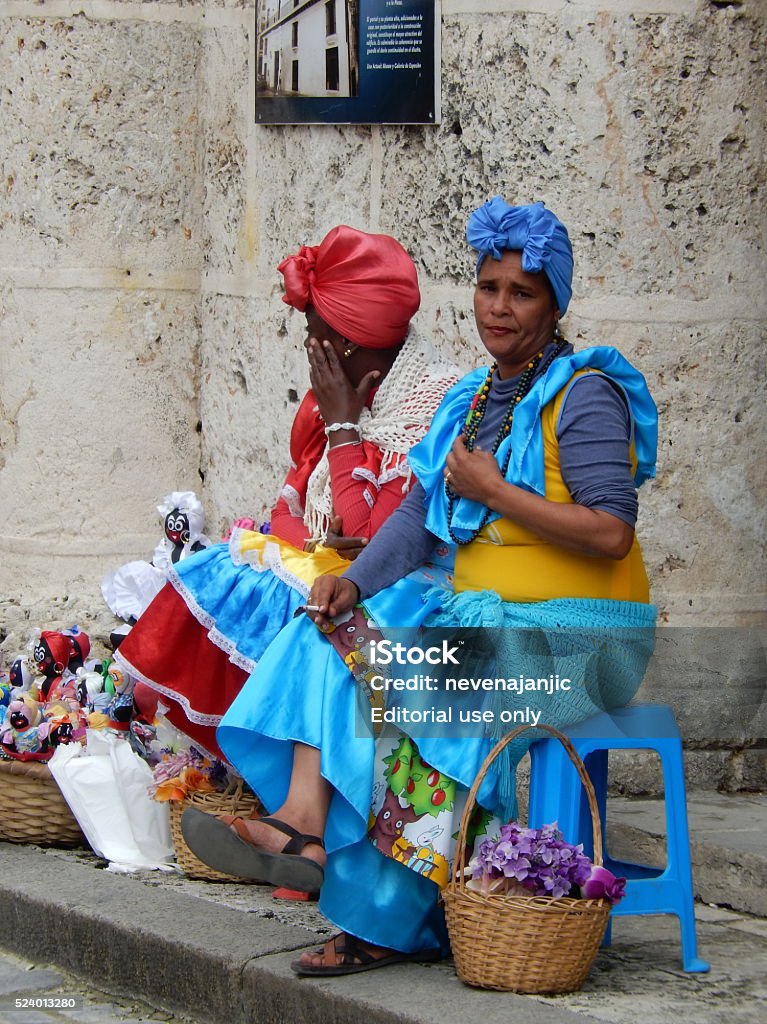 Estimados En El Colorido Vestidos La Habana Cuba Foto de stock y más banco  de imágenes de Adulto - Adulto, Aire libre, Calle - iStock