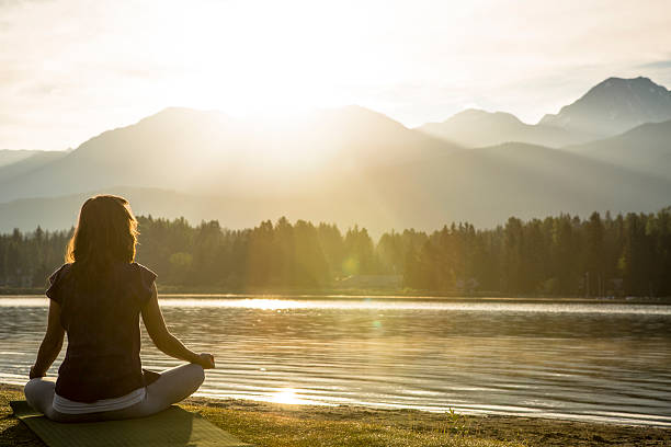 ammirate l'energia di sole al mattino. - spirituality yoga zen like meditating foto e immagini stock