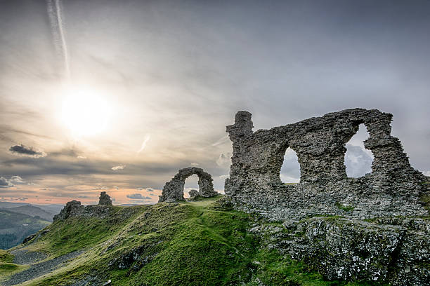 terra de castelo de bran-país de gales, no reino unido, pôr do sol - wales mountain mountain range hill imagens e fotografias de stock