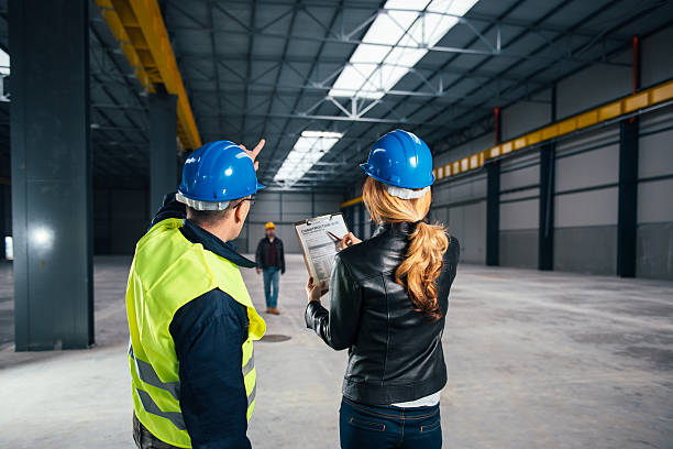 chantier de construction au travail pour les inspecteurs d'hôtel - inspector safety construction reflective clothing photos et images de collection