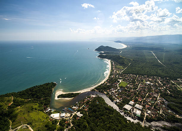vue aérienne de barra una, são côte de sebastiao, brésil - sao sebastiao photos et images de collection