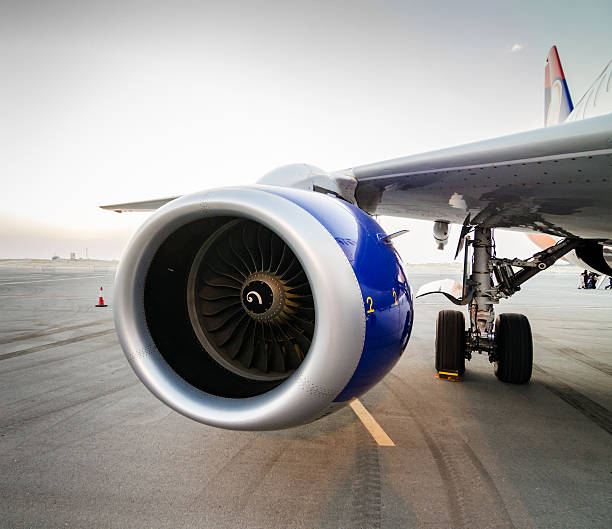 samolot turbinowy szczegóły - commercial airplane airplane cargo airplane runway zdjęcia i obrazy z banku zdjęć