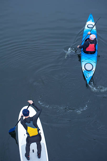 группа спортсменов каякинг на river03 - rowboat river lake nautical vessel стоковые фото и изображения
