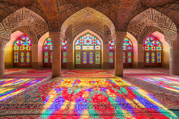 nasir mulk mesquita de al-mesquita (rosa) em shiraz, o irão. - iran - fotografias e filmes do acervo