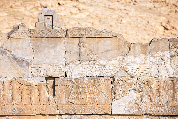 faravahar, símbolo da cidade de zoroastrismo ruim persépolis - gateway of xerxes - fotografias e filmes do acervo