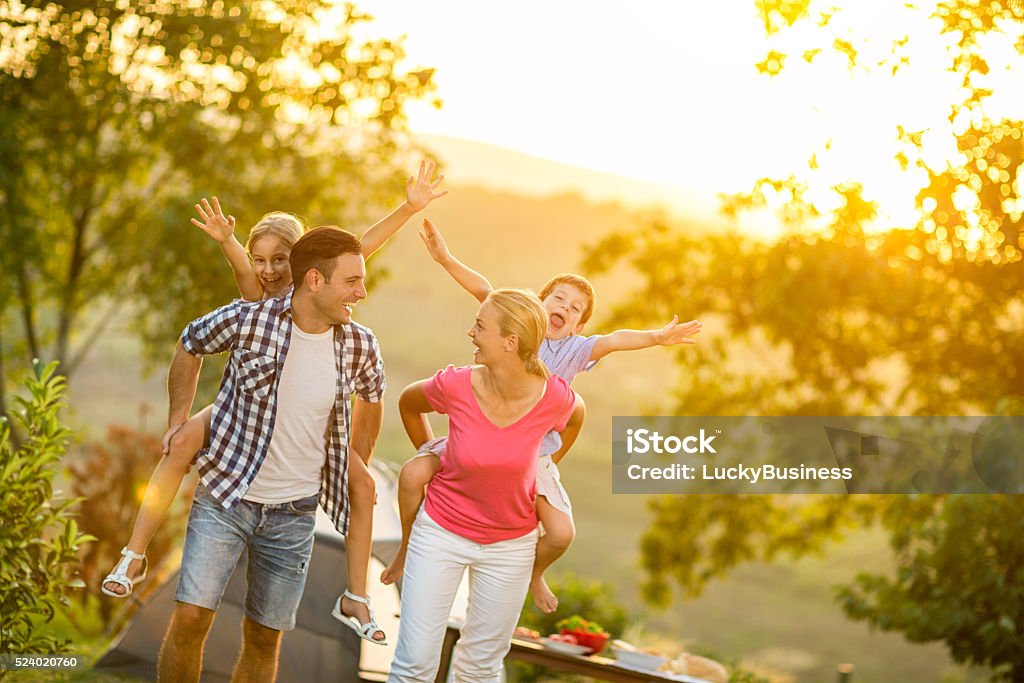 Eltern und Kinder spielen zusammen auf Urlaub - Lizenzfrei Familie Stock-Foto