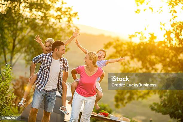 Eltern Und Kinder Spielen Zusammen Auf Urlaub Stockfoto und mehr Bilder von Familie - Familie, Sommer, Wald