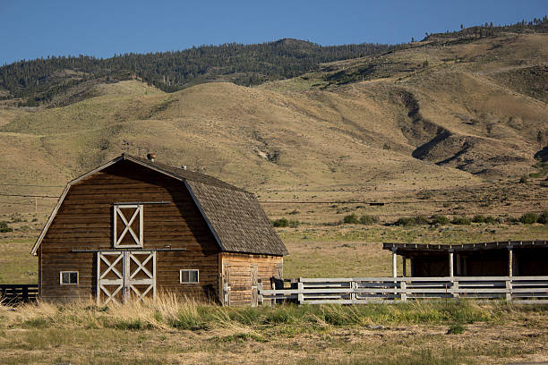 istock Barn in front of the hills 524021680