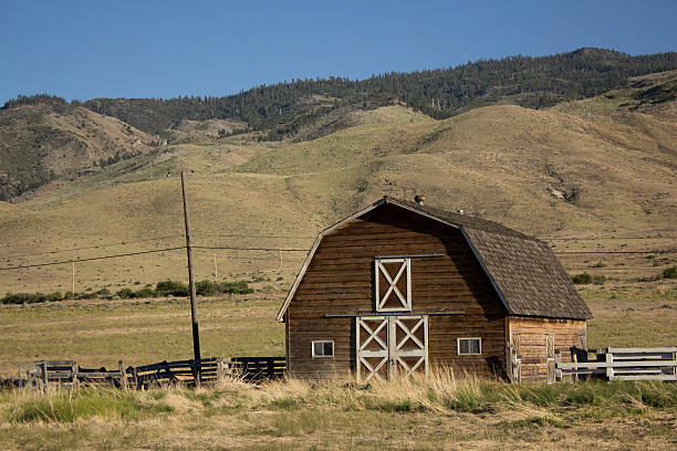 istock Barn in front of the hills 524021720