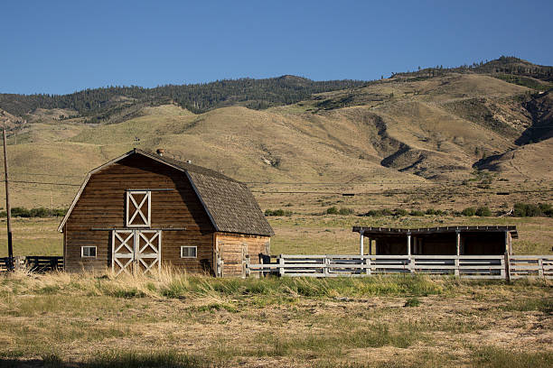 istock Barn in front of the hills 524021824