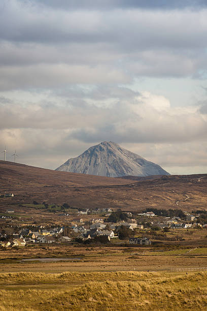 ドニゴール エリガル middlebeg を背景に、 - republic of ireland mount errigal mountain landscape ストックフォトと画像