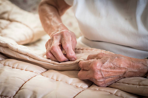 старая женщина ручная швейная - grandmother knitting senior women senior adult стоковые фото и изображения