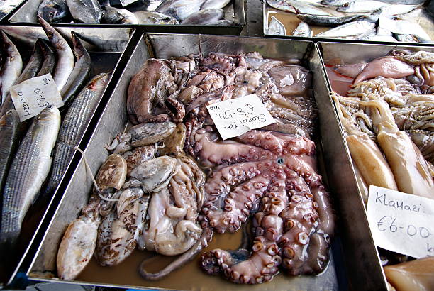 рыбный рынок в деревне marsaxlokk, мальта - octopus seafood malta catch of fish стоковые фото и изображения