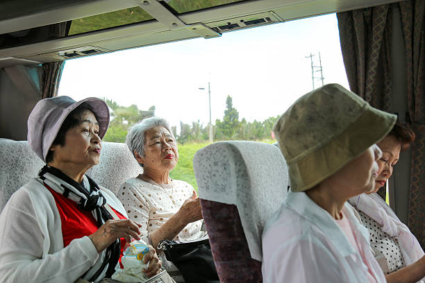 autocarro viagem, mulher idosa - bus family travel destinations women imagens e fotografias de stock
