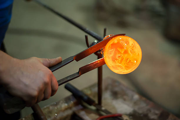 cifre di vetro fuso realizzata a mano - glass blower foto e immagini stock