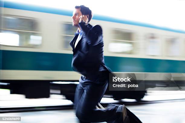 Geschäftsmann Mit Roller Fall Running Für Zug Der Station Plattform Stockfoto und mehr Bilder von Eisenbahn