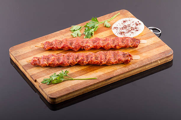 turquie cru viandes traditionnelles sish kebab pour cuisiner - butchers shop meatball raw beef photos et images de collection