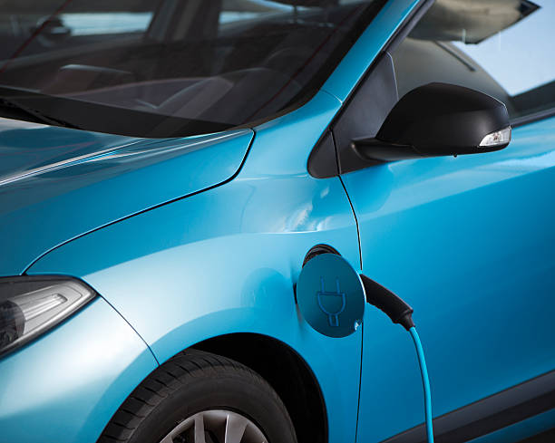 голубой электрический автомобиль. - car battery car battery auto repair shop стоковые фото и изображения