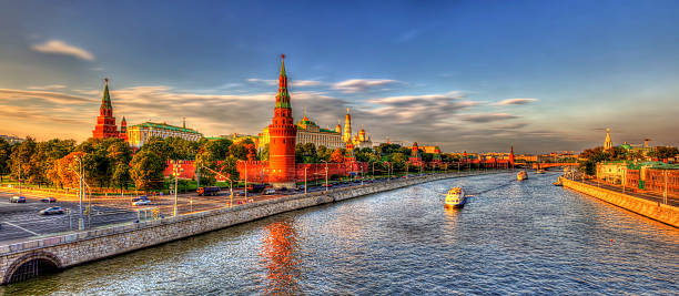 夕方のパノラマに広がるクレムリンモスクワ,ロシア - moscow russia russia river panoramic ストックフォトと画像