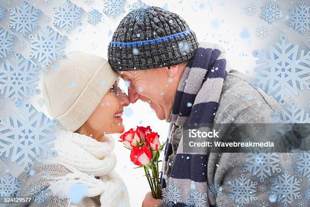 Feliz Pareja Madura En Ropa De Invierno Con Rosas Foto de stock y más banco de imágenes de 50-54 años - 50-54 años, 50-59 años, 55-59 años