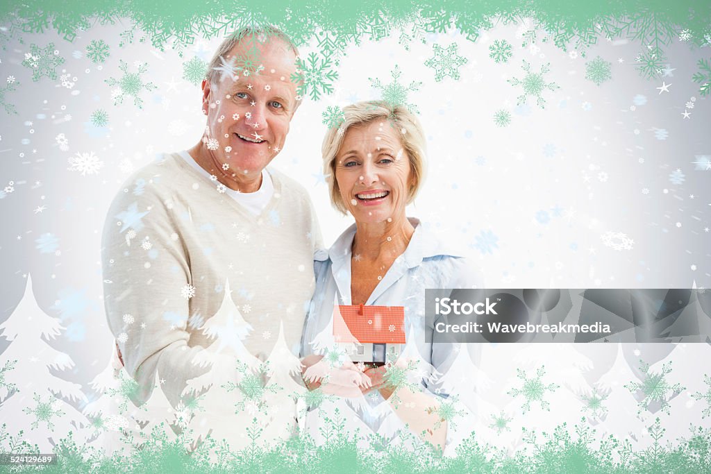 Feliz pareja madura con modelo de casa - Foto de stock de 50-54 años libre de derechos
