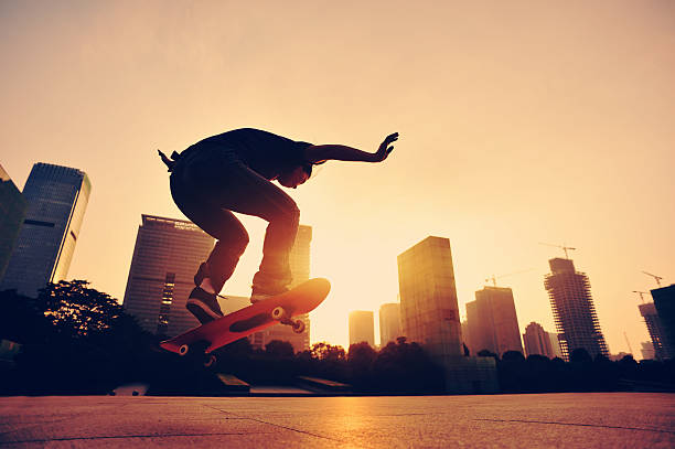 mulher pulando de skate ao nascer do sol - ollie - fotografias e filmes do acervo