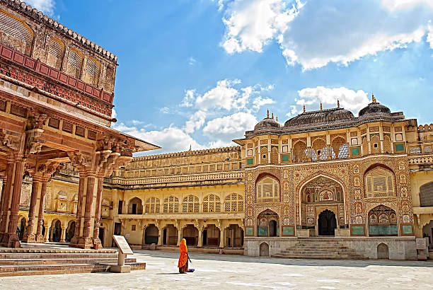 detalhe da decoração de porta de entrada.   amber fort.   jaipur, índia - rajasthan india fort architecture - fotografias e filmes do acervo