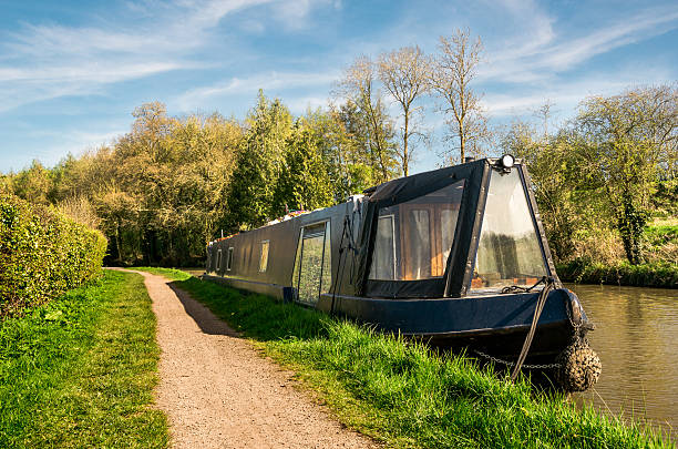 晴れた日ボートの旅 - warwickshire narrow nautical vessel barge ストックフォトと画像