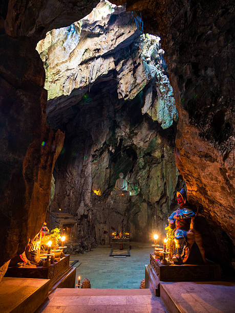 templo dentro de uma caverna em danang, vietname - marble imagens e fotografias de stock