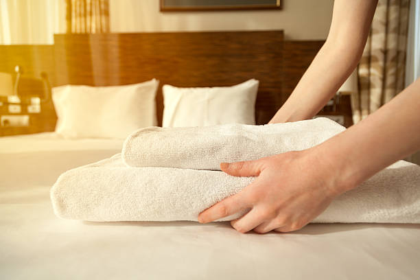 メイドのタオル、更衣室 - bedroom hotel hotel room inn ストックフォトと画像