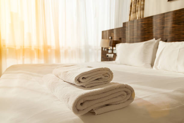 pilha de toalhas na cama - estalagem imagens e fotografias de stock