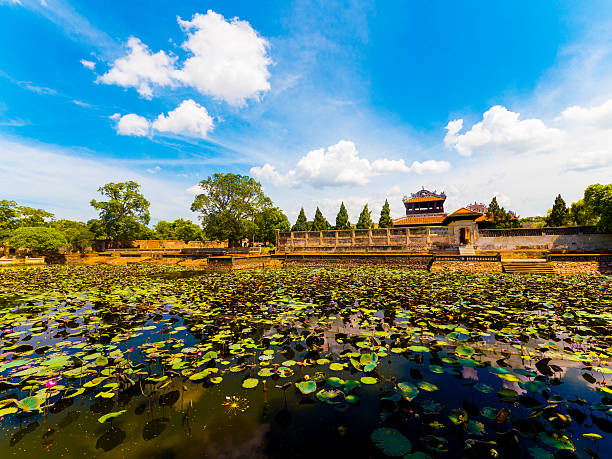 池では、インペリアルシティーの色合い、ベトナム - hue ストックフォトと画像
