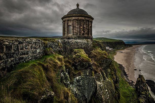 tormenta mussenden - national trust northern ireland uk rock fotografías e imágenes de stock