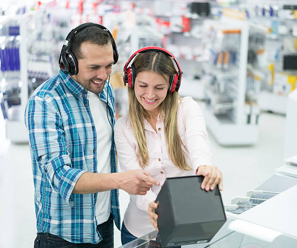 istock Couple shopping at an electronics store 524155658