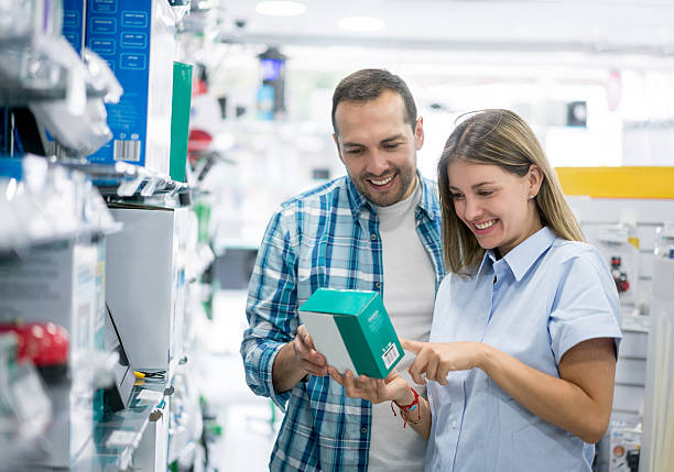 istock Couple shopping at an electronics store 524155684