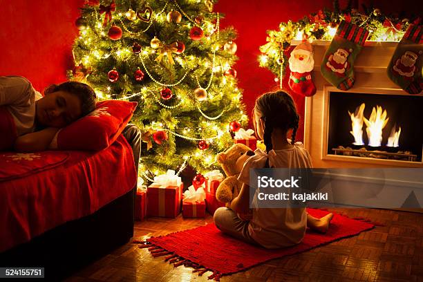 Noche De Navidad Foto de stock y más banco de imágenes de Navidad - Navidad, Chimenea - Construcción para calentarse, Familia