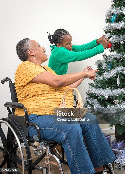Oma Im Rollstuhl Mit Enkelin Dekorieren Weihnachtsbaum Stockfoto und mehr Bilder von Rollstuhl