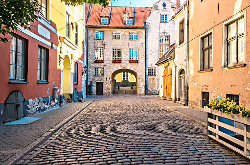 Medieval calle en la antigua ciudad de Riga, de Letonia photo