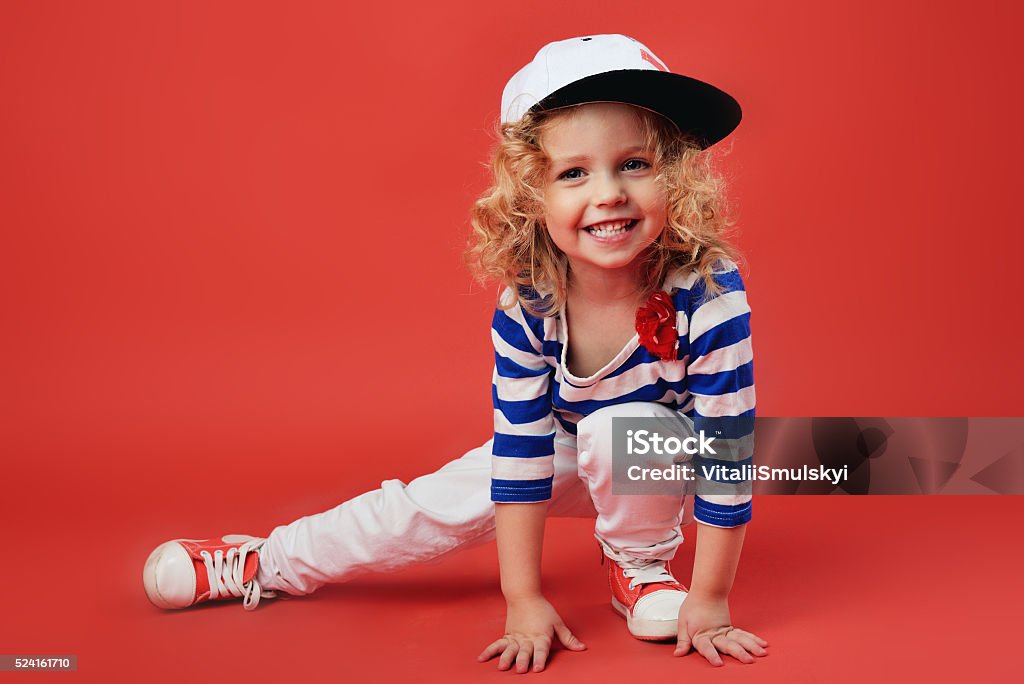 Portrait de la jolie fillette dans des vêtements à la mode - Photo de Enfant libre de droits