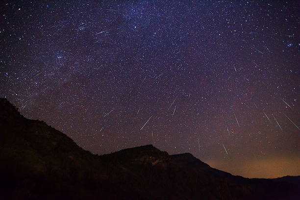 geminid meteor en el cielo nocturno - lluvia de meteoritos fotografías e imágenes de stock